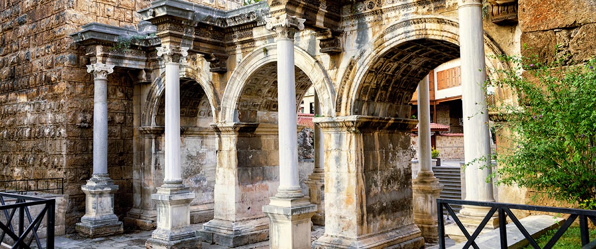 Korint Üslubundaki Mermer Sütunları İle Hadrian Kapısı