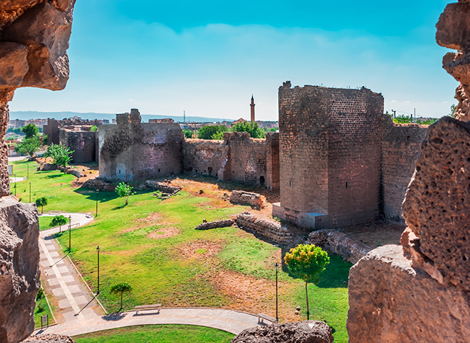 https://blog.baruthotels.com/assets/imgs/upload/5f86a4c7e375adiyarbakir-surlarinin-tarihi.jpg