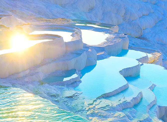 https://blog.baruthotels.com/assets/imgs/upload/5fca20efcb91fbembeyaz-guzelligi-ile-pamukkale-travertenleri.jpg