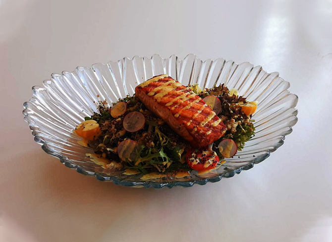 https://blog.baruthotels.com/assets/imgs/upload/5ff5bd030ffbbsaglikli-ve-leziz-bir-somonlu-salata-tarifi.jpg
