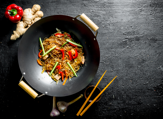 https://blog.baruthotels.com/assets/imgs/upload/61790ced70a0dbadem-soslu-zencefilli-noodle-tarifi.jpg
