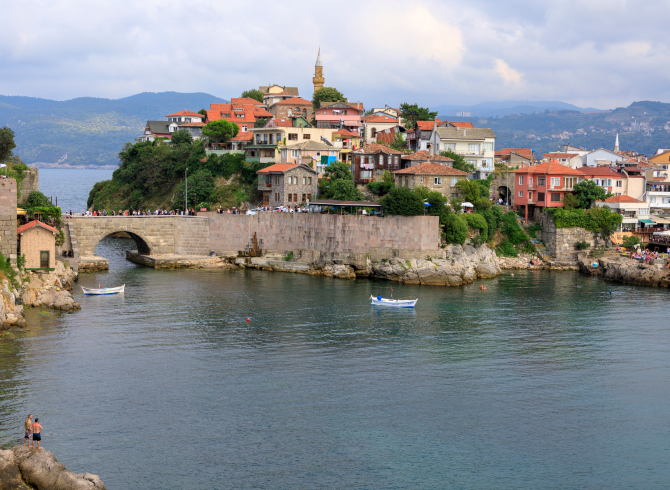https://blog.baruthotels.com/assets/imgs/upload/6184f05f4b997karadenizin-sirin-kasabasi-amasrayi-kesfedin.jpg