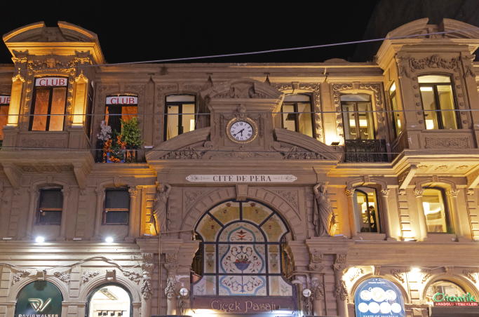 https://blog.baruthotels.com/assets/imgs/upload/673a696345e65istanbuldaki-tarihi-pasajlar.jpg